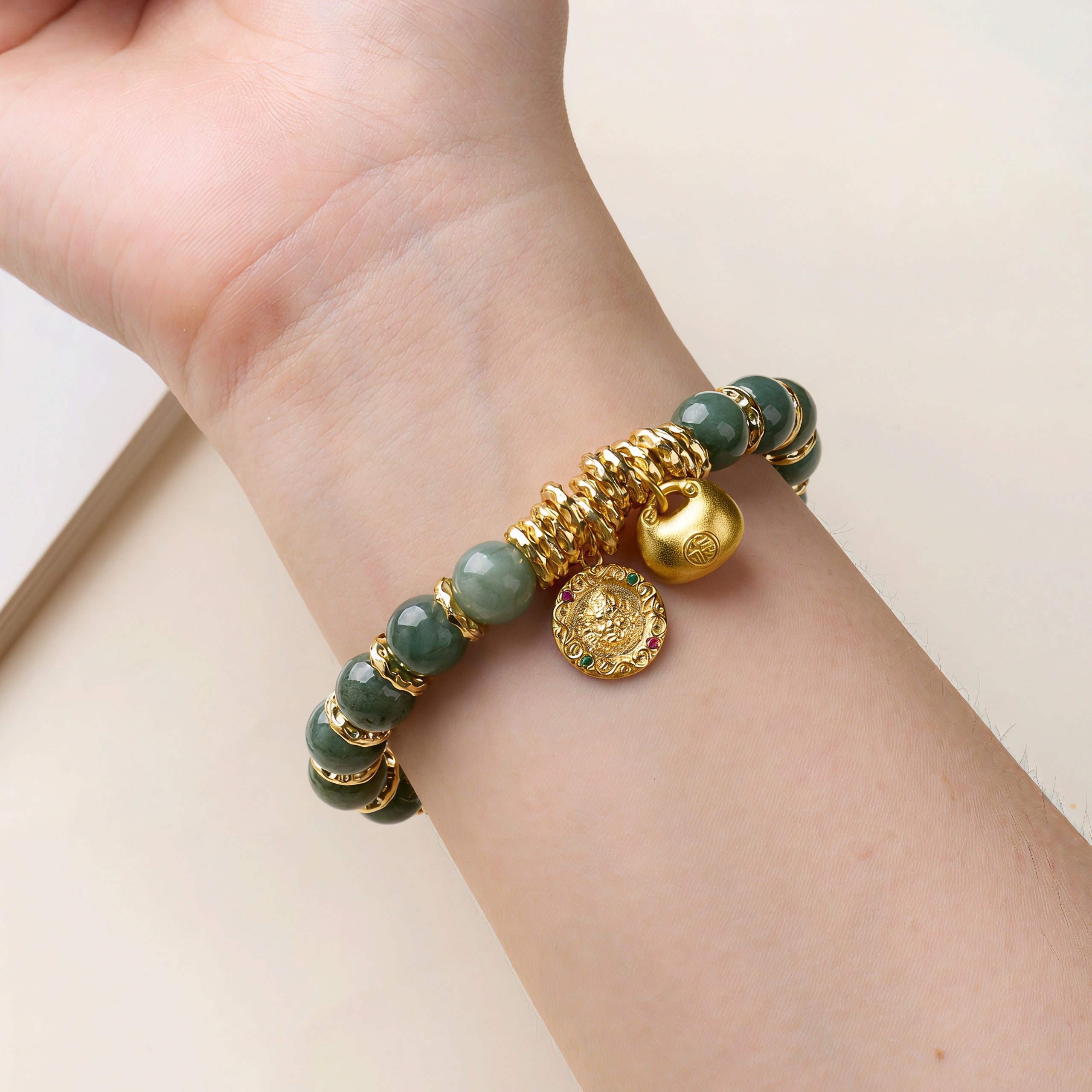 Pulsera de Jadeíta Natural Grado A con Dijes de Jambhala Amarillo y Candado de la Fortuna