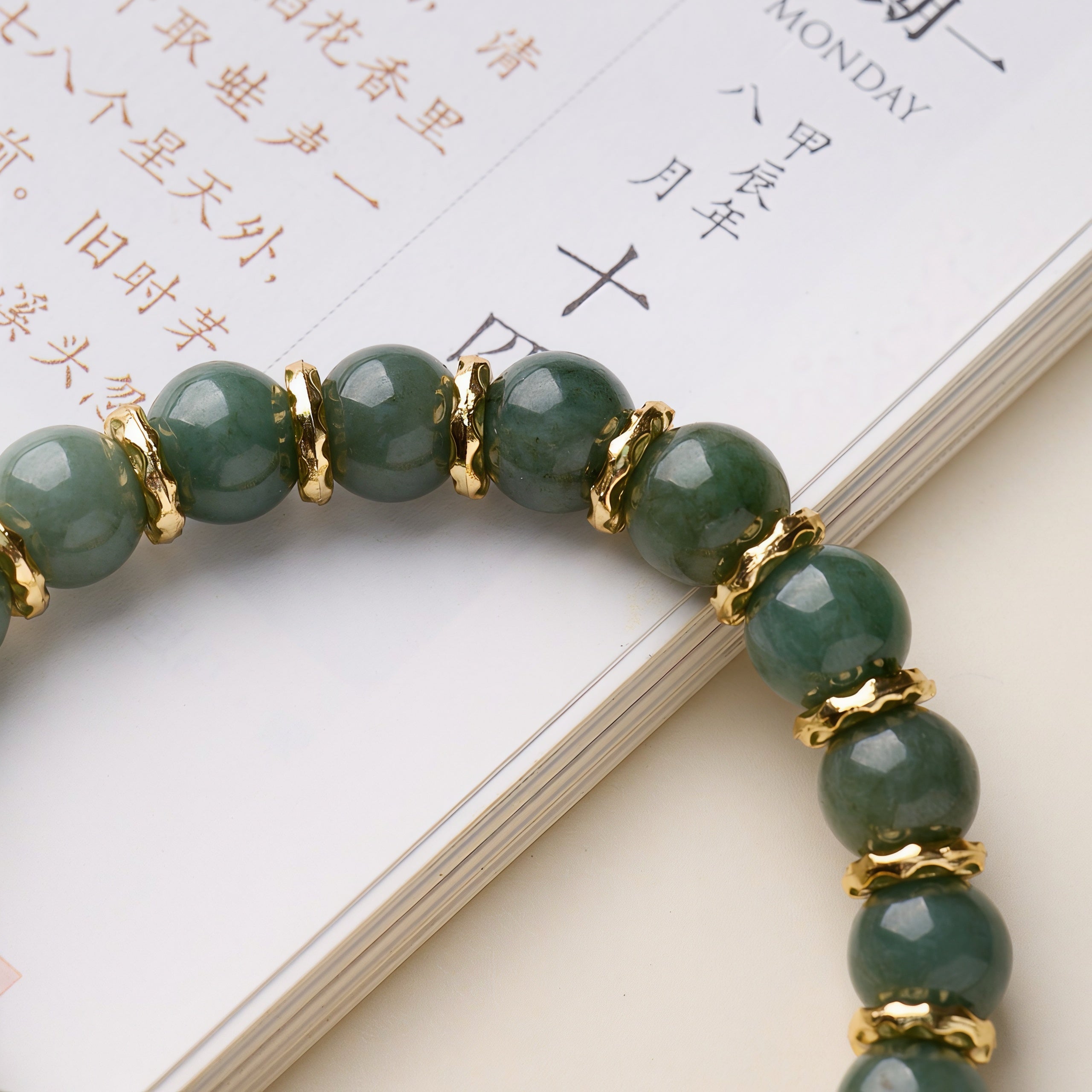 Pulsera de Jadeíta Natural Grado A con Dijes de Jambhala Amarillo y Candado de la Fortuna